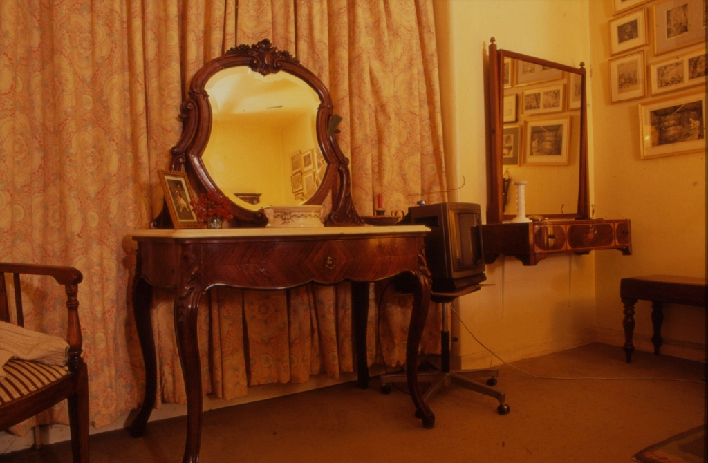 19910205 14 EARL'S COURT SQUARE BEDROOM 03.jpg